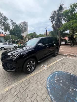 TOYOTA HILUX SW4 2.8 D-4D TURBO DIESEL DIAMOND 7L 4X4 AUTOMÁTICO